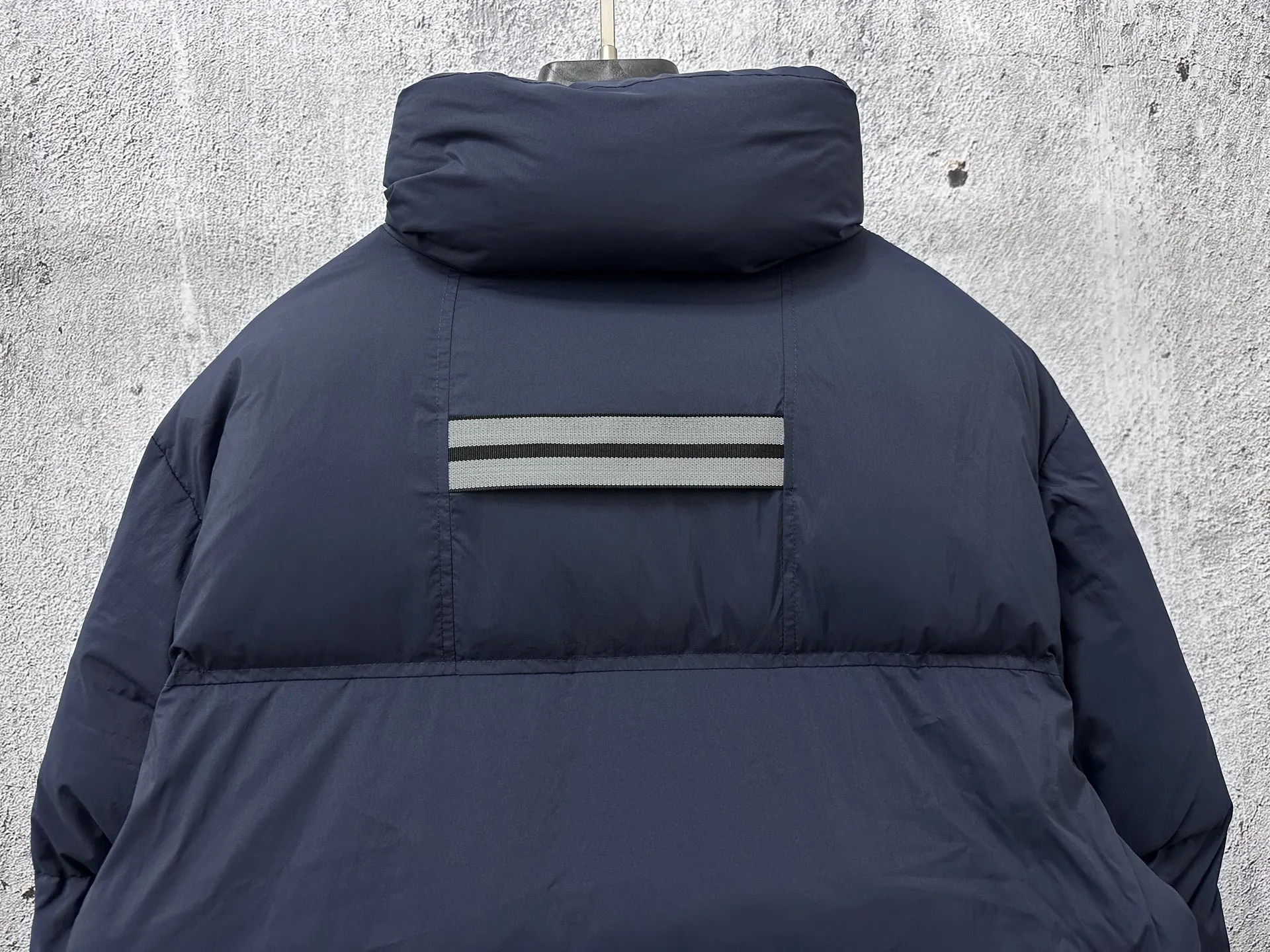 P840 【Canada gooes】Large Goose Sleeve Stand Collar Down Jacket Lawrence down jacket provides basic protection for daily adventures. Delicately soft fabric, this is a water-repellent fabric that is soft to the touch yet durable. Filled with extremely fluffy white duck down. This piece has a quilted body and structured down. Padded collar and reflective double-stripe grip tape. Extended hem and tucked-in inner rib-knit cuffs. Size: XS-2XL